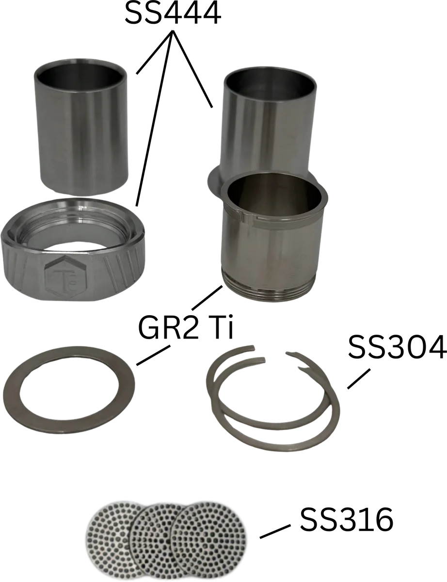 Housing V3 smontato: coperchio e adattatori in SS444, camera interna e anello in titanio, anelli di sicurezza in SS304, retine in SS316